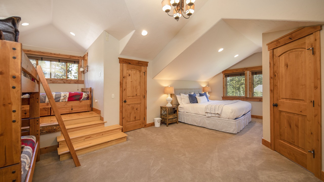 Photo of Bedroom in Peak 8