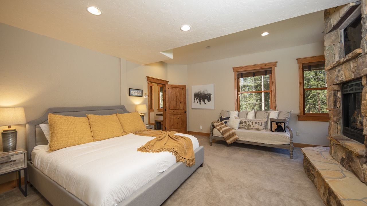 Photo of Bedroom in Peak 8