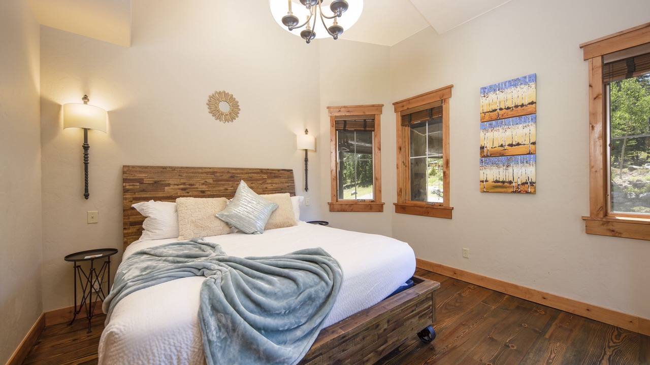 Photo of Bedroom in Peak 8