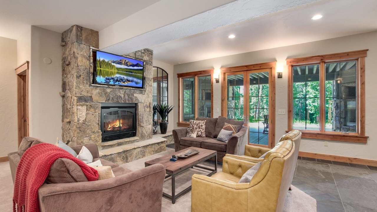 Photo of Livingroom in Peak 8