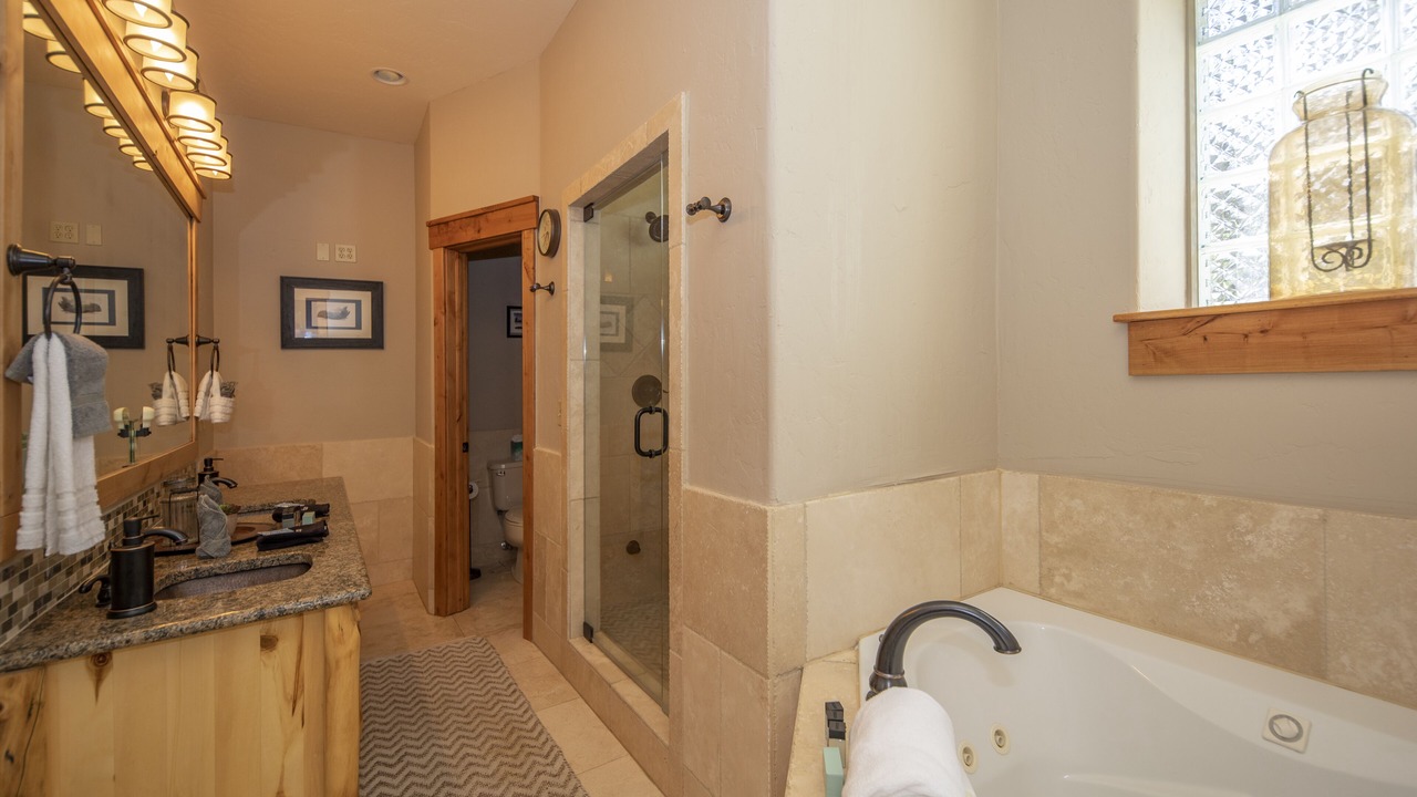 Photo of Bathroom in Peak 8