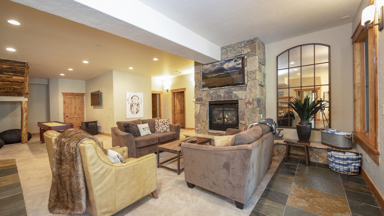 Photo of Livingroom in Peak 8
