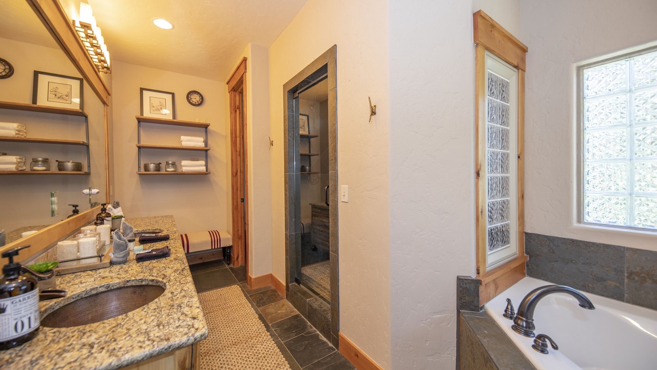 Photo of Bathroom in Peak 8