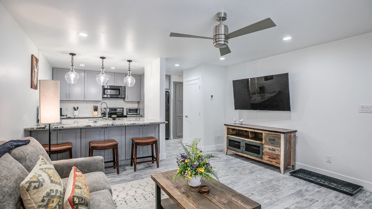 Photo of Livingroom in Peak 8