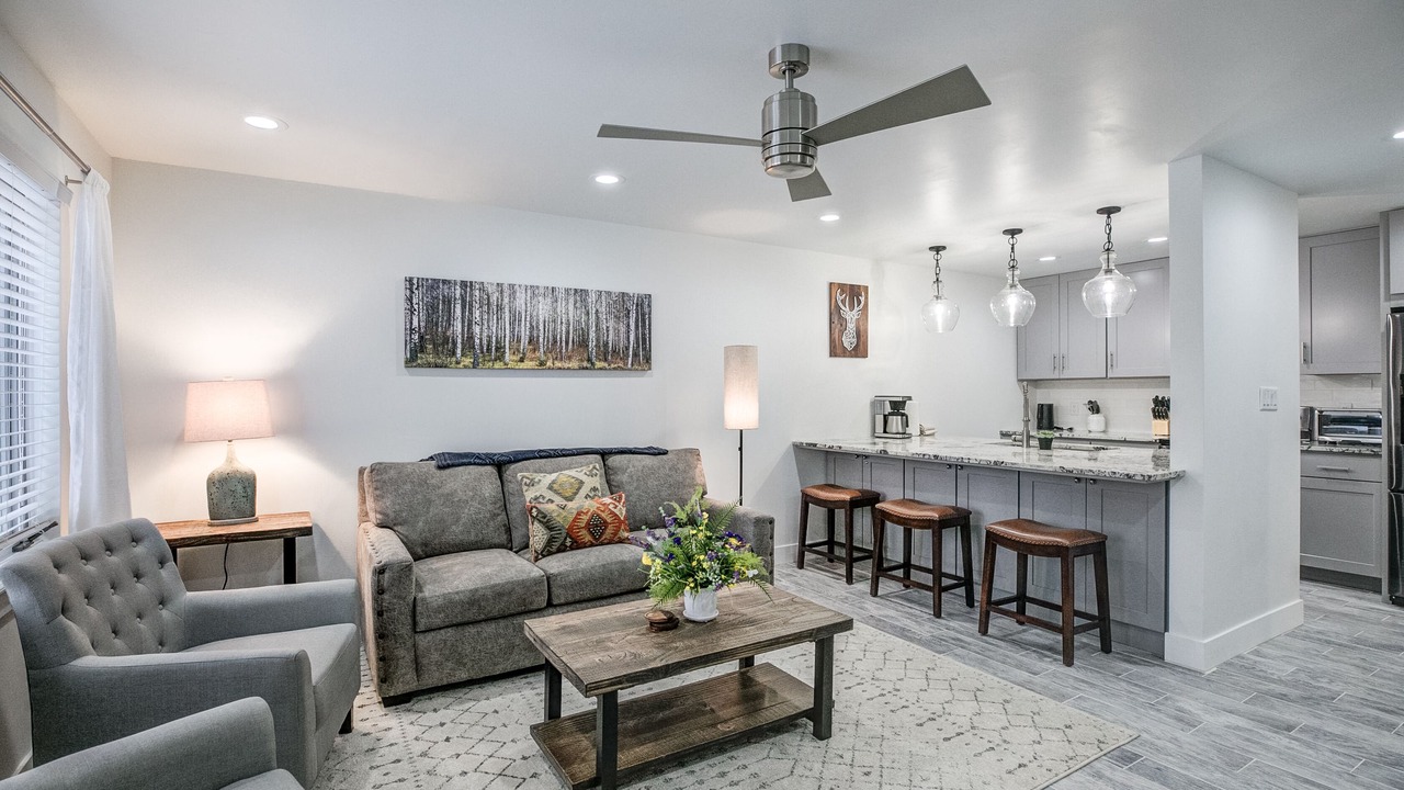 Photo of Livingroom in Peak 8