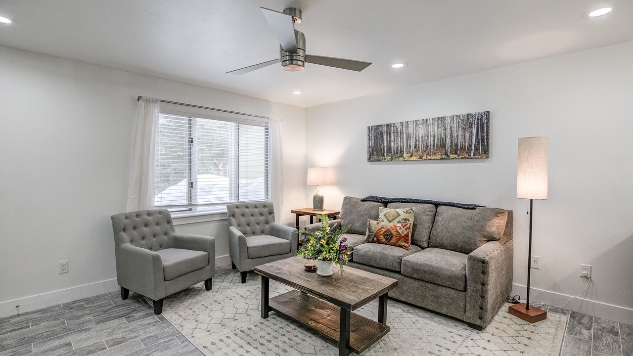 Photo of Livingroom in Peak 8