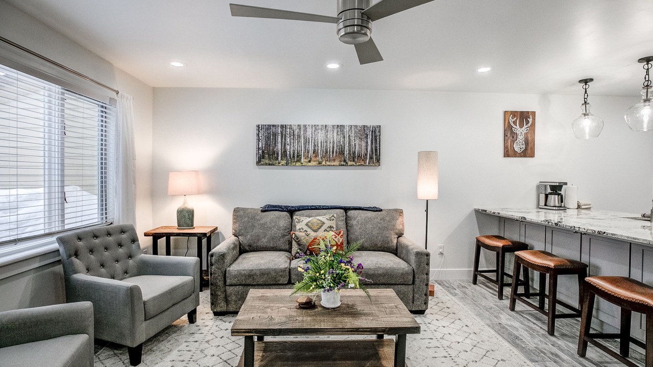 Photo of Livingroom in Peak 8