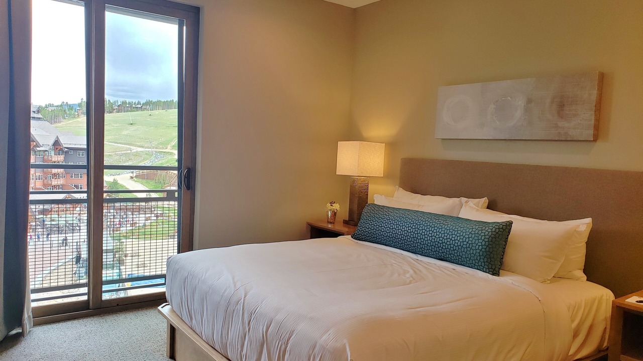 Photo of Bedroom in Peak 8