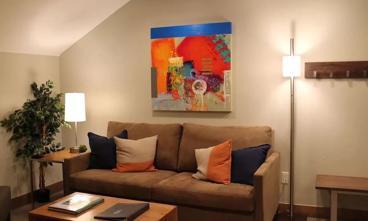Photo of Livingroom in Peak 8