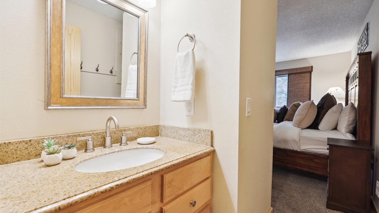 Photo of Bathroom in Four O'Clock