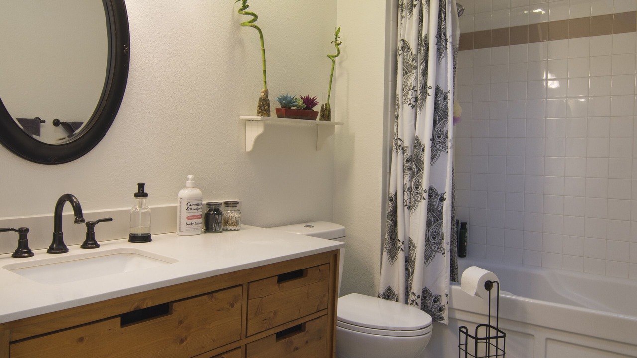 Photo of Bathroom in North Broadway - Holiday