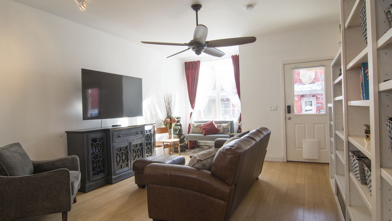 Photo of Livingroom in North Broadway - Holiday