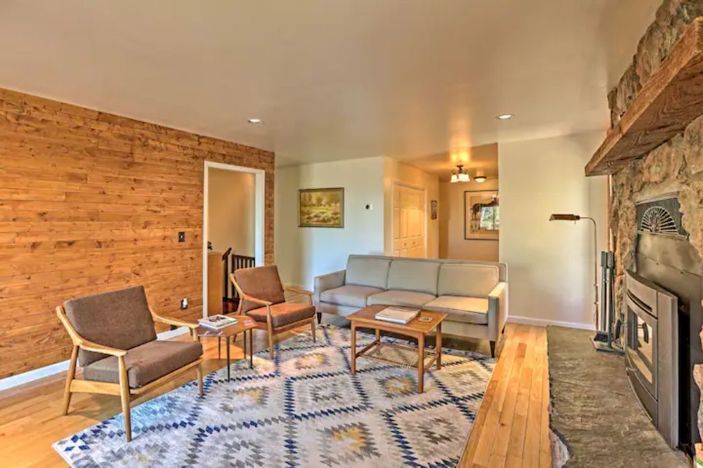 Photo of Livingroom in Shadow Mountain