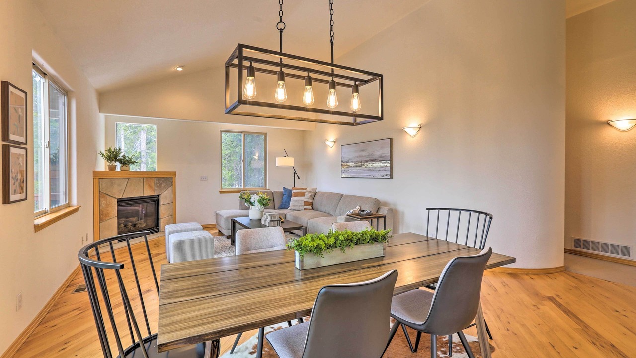 Photo of Livingroom in Evergreen