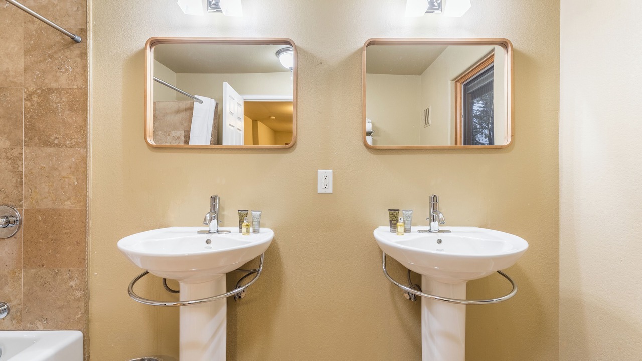 Photo of Bathroom in Four O'Clock