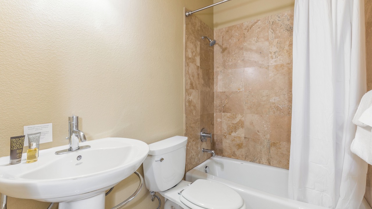 Photo of Bathroom in Four O'Clock