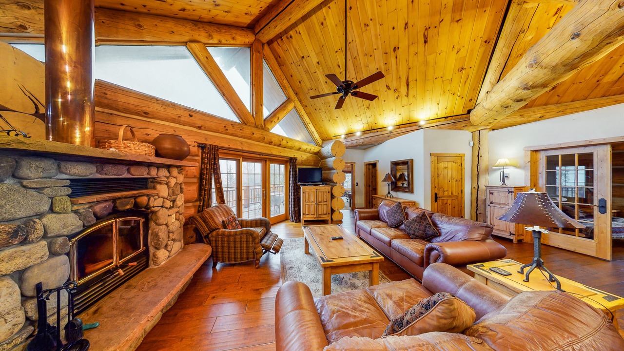 Photo of Livingroom in Summit Cove