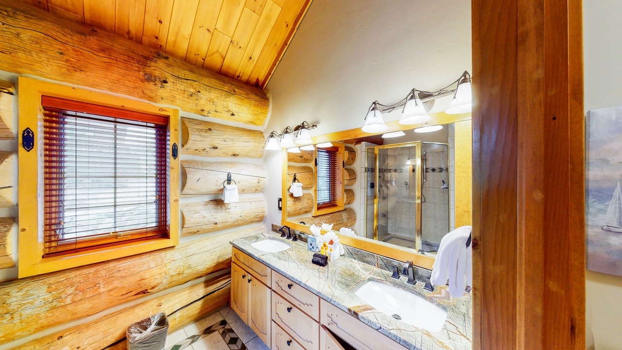Photo of Bathroom in Summit Cove