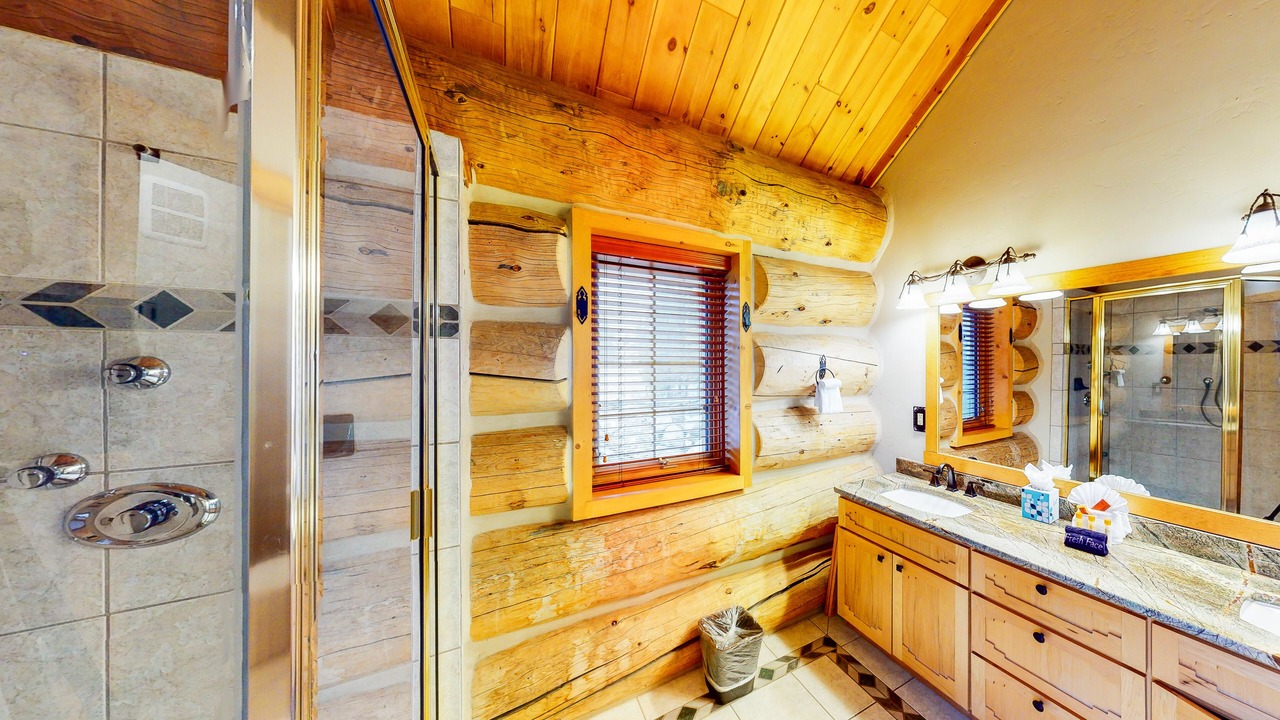 Photo of Bathroom in Summit Cove