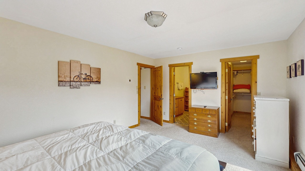 Photo of Bedroom in Summit Cove