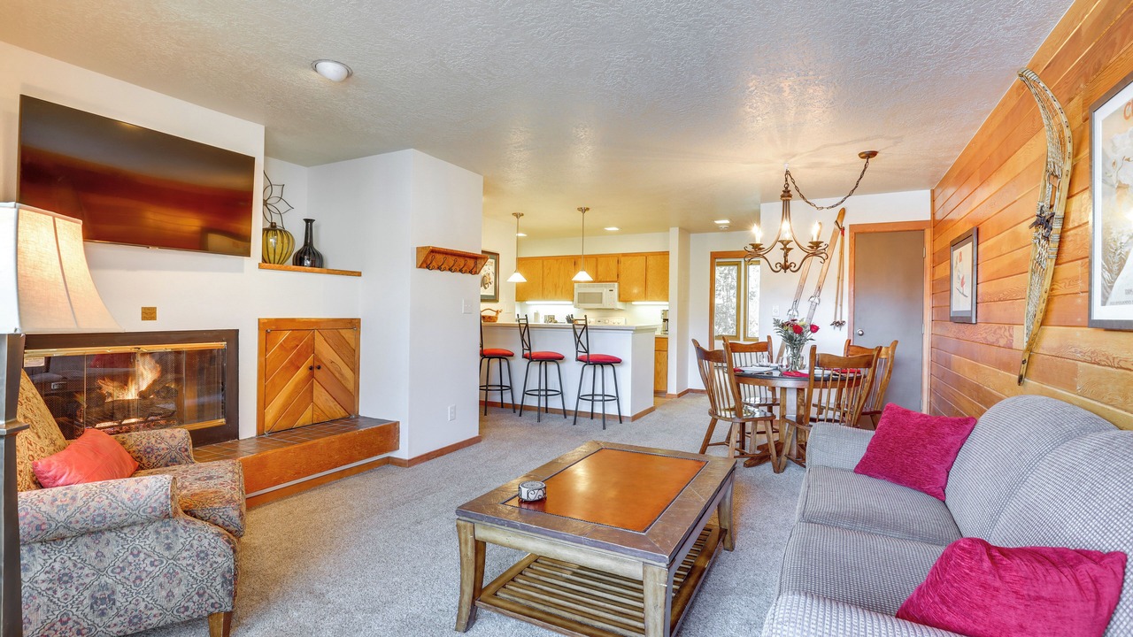 Photo of Livingroom in Lakeside Village