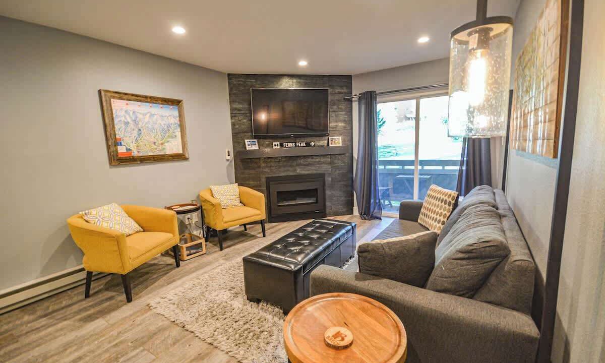 Photo of Livingroom in Peak 8