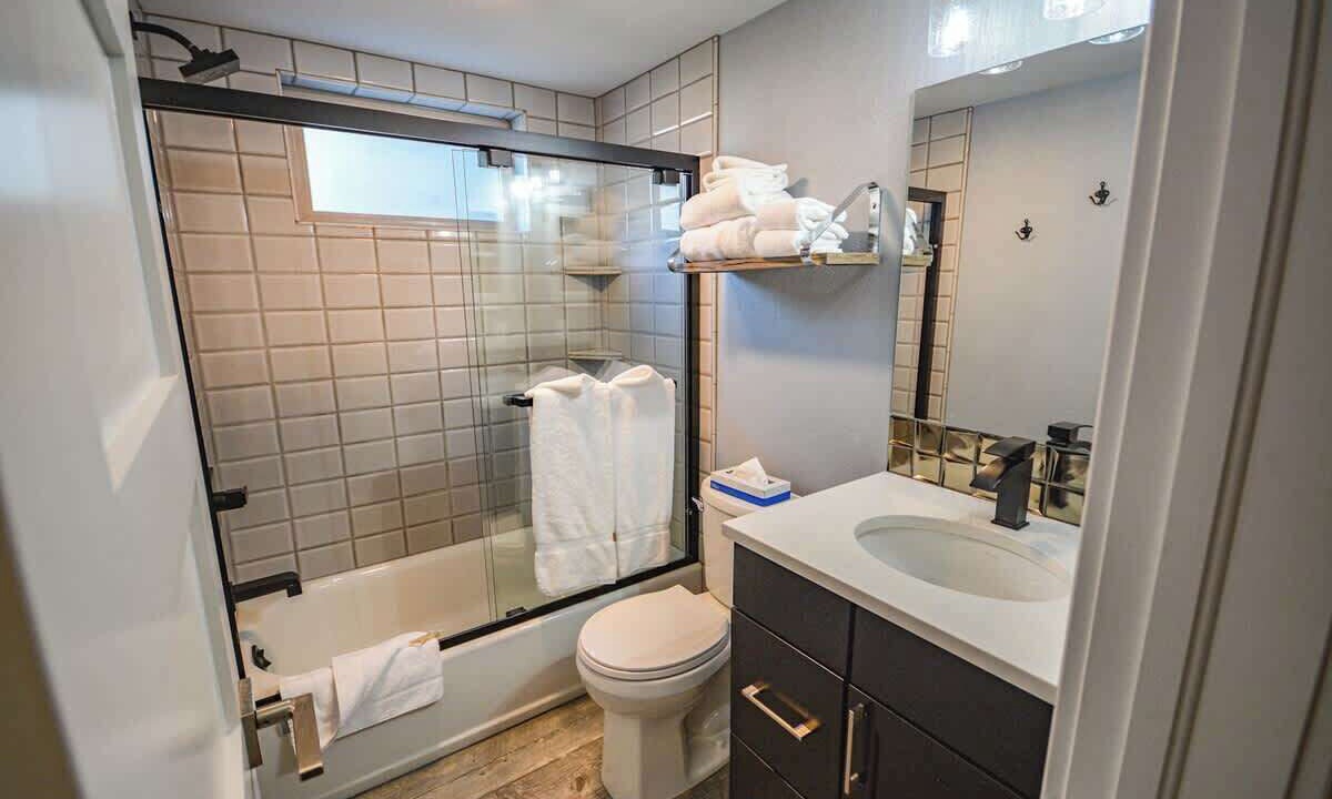 Photo of Bathroom in Peak 8