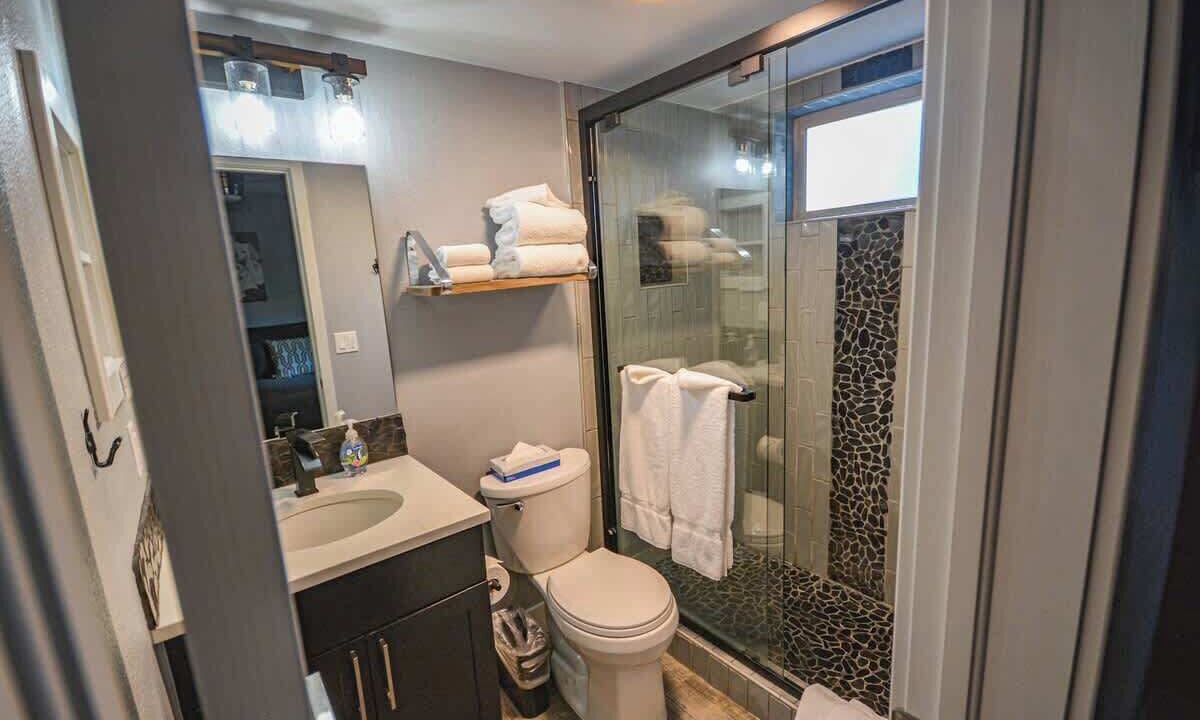 Photo of Bathroom in Peak 8