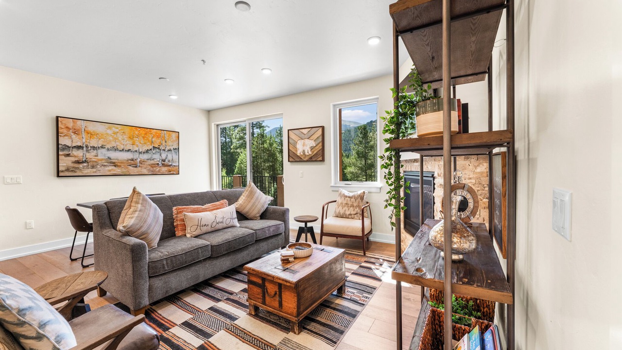Photo of Livingroom in Lakeside Village