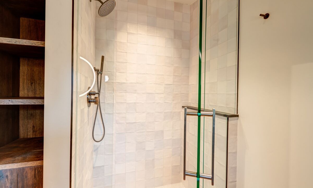 Photo of Bathroom in Peak 8