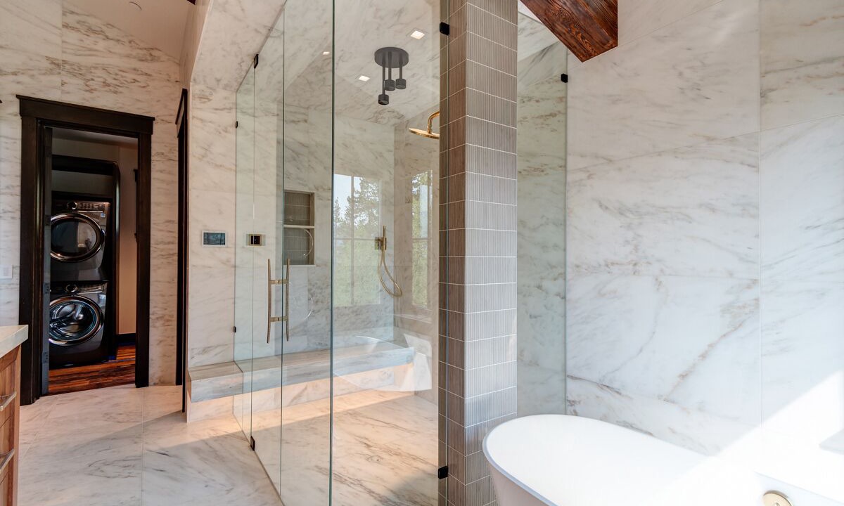 Photo of Bathroom in Peak 8