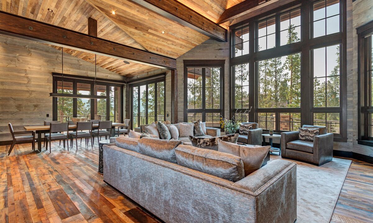 Photo of Livingroom in Peak 8