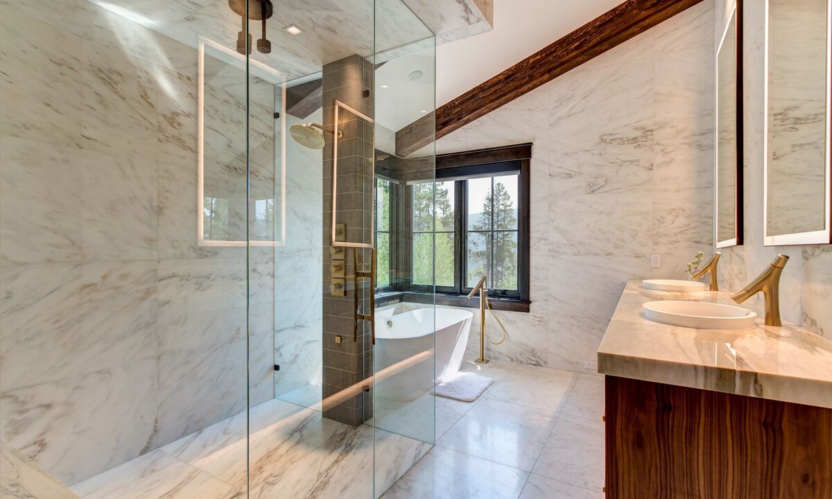 Photo of Bathroom in Peak 8