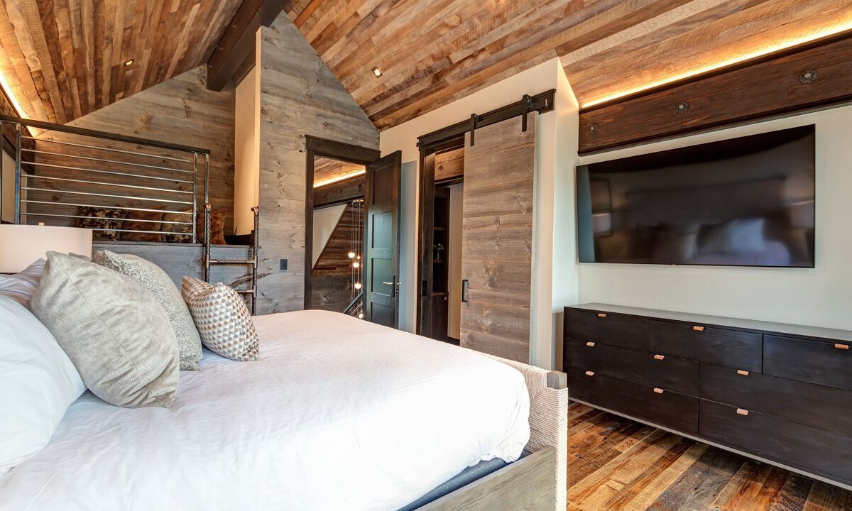 Photo of Bedroom in Peak 8