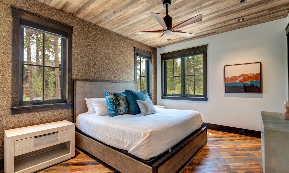 Photo of Bedroom in Peak 8