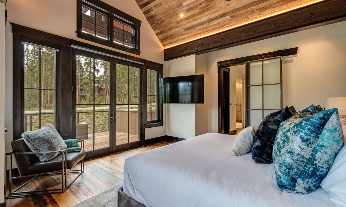 Photo of Bedroom in Peak 8