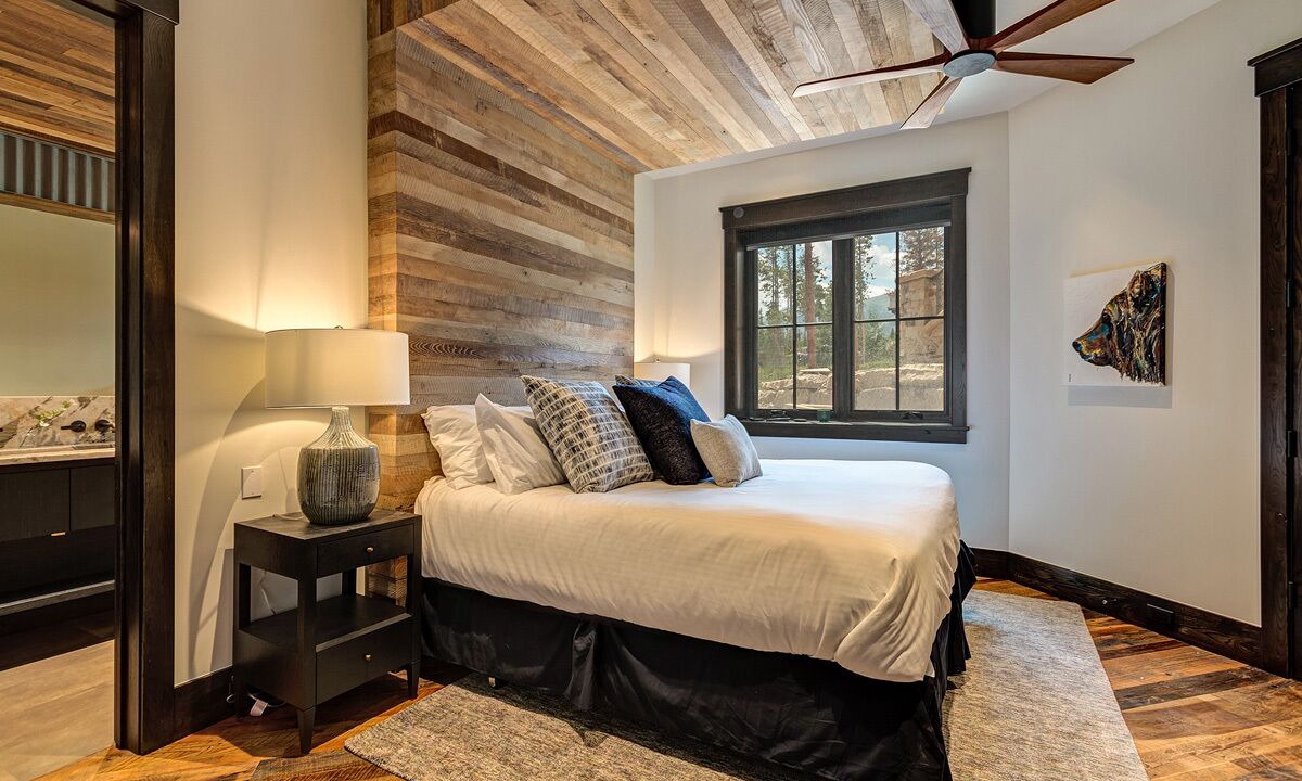Photo of Bedroom in Peak 8