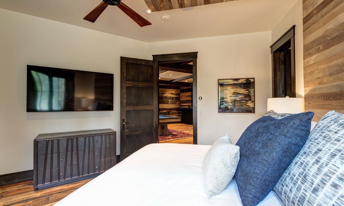 Photo of Bedroom in Peak 8