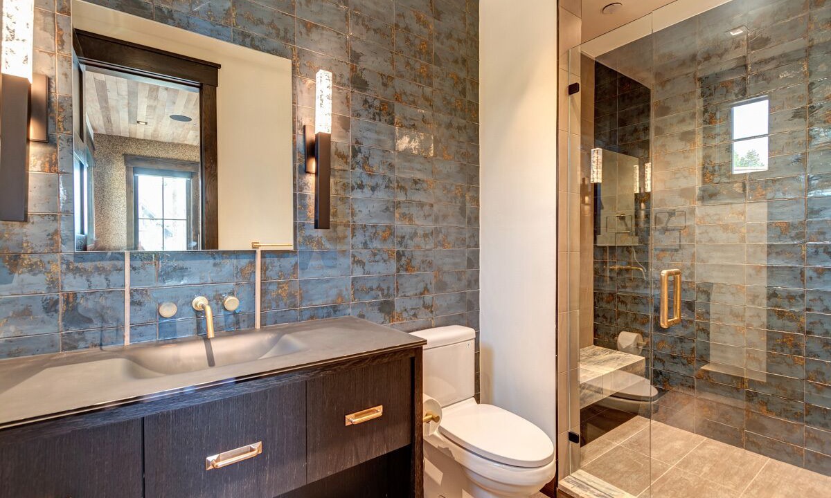 Photo of Bathroom in Peak 8