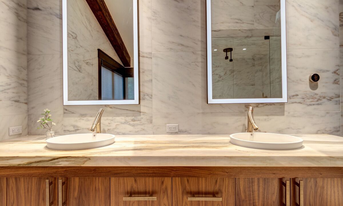 Photo of Bathroom in Peak 8
