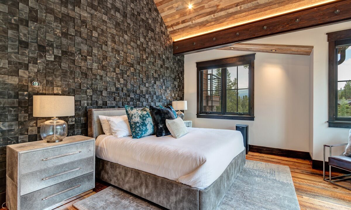 Photo of Bedroom in Peak 8
