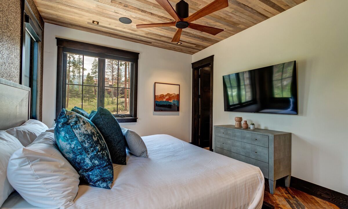 Photo of Bedroom in Peak 8