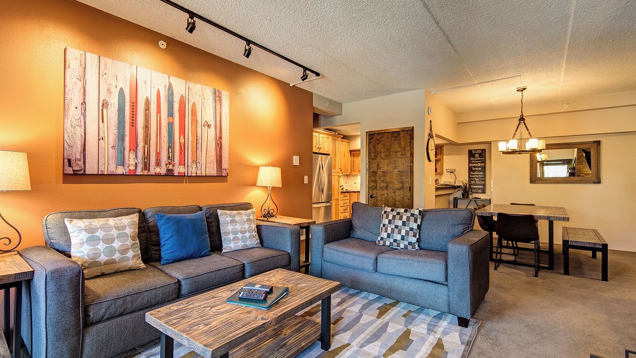 Photo of Livingroom in Peak 9