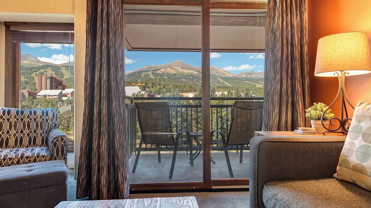 Photo of Livingroom in Peak 9