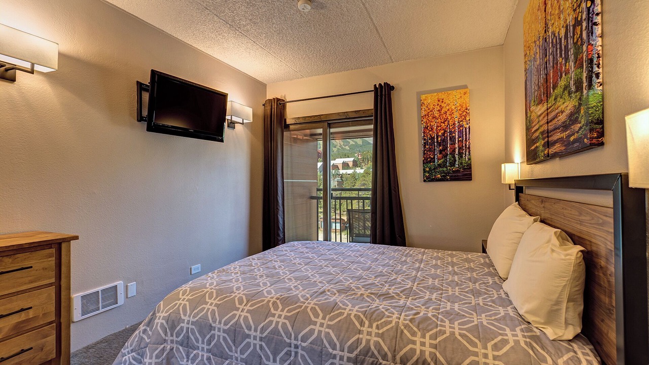 Photo of Bedroom in Peak 9