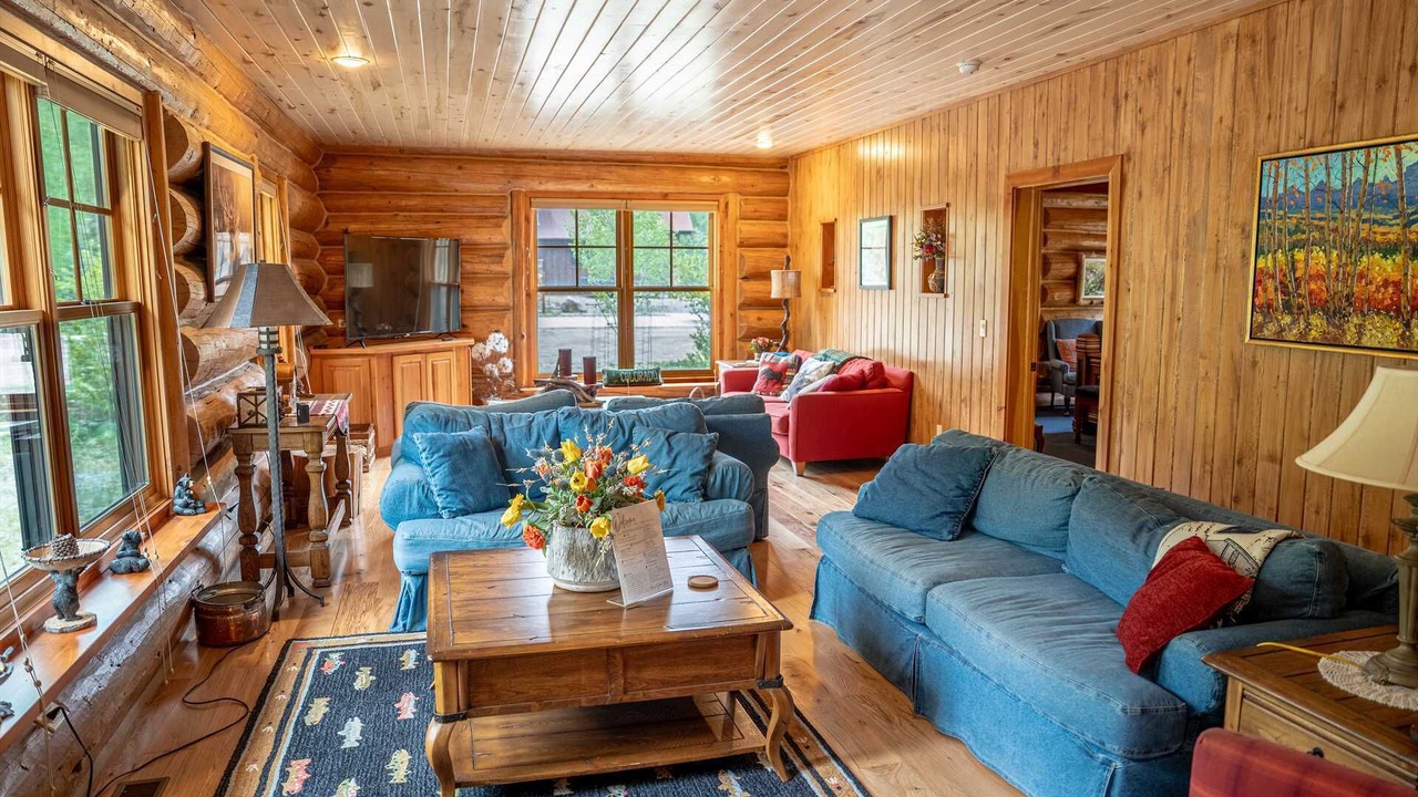 Photo of Livingroom in Lake City