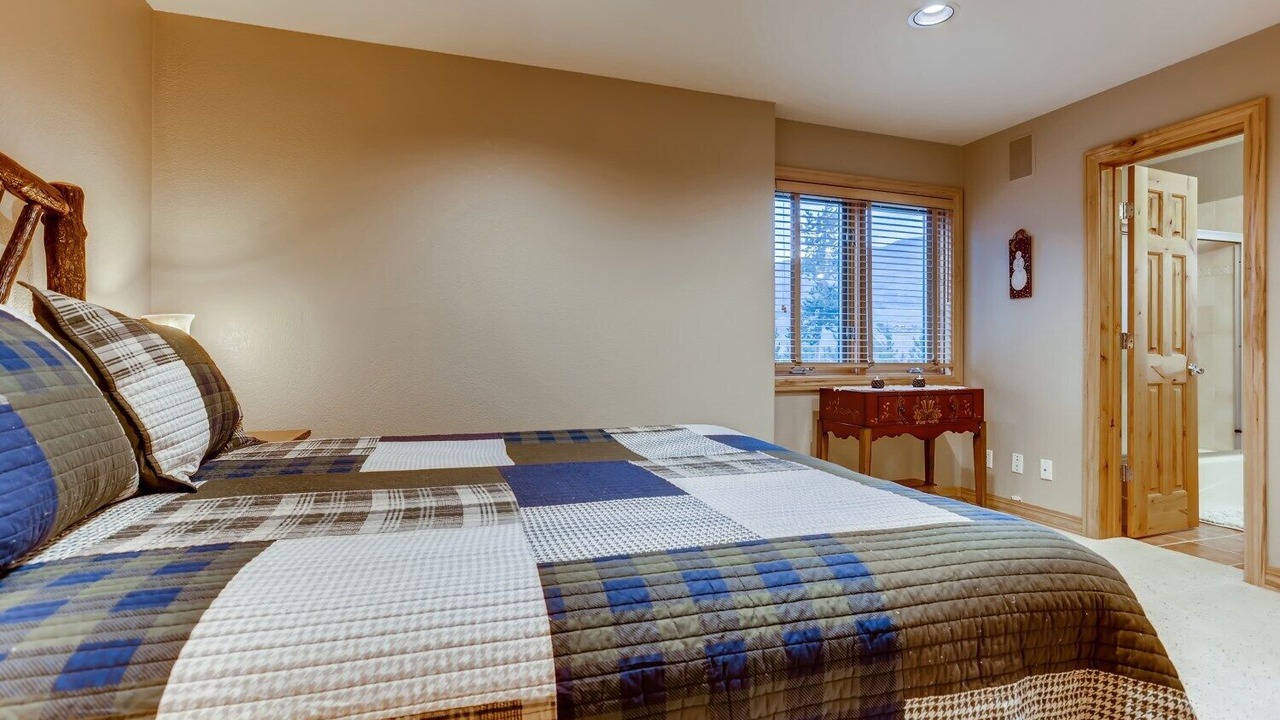 Photo of Bedroom in Three Peaks