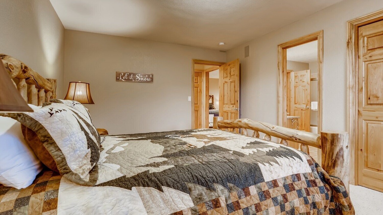 Photo of Bedroom in Three Peaks