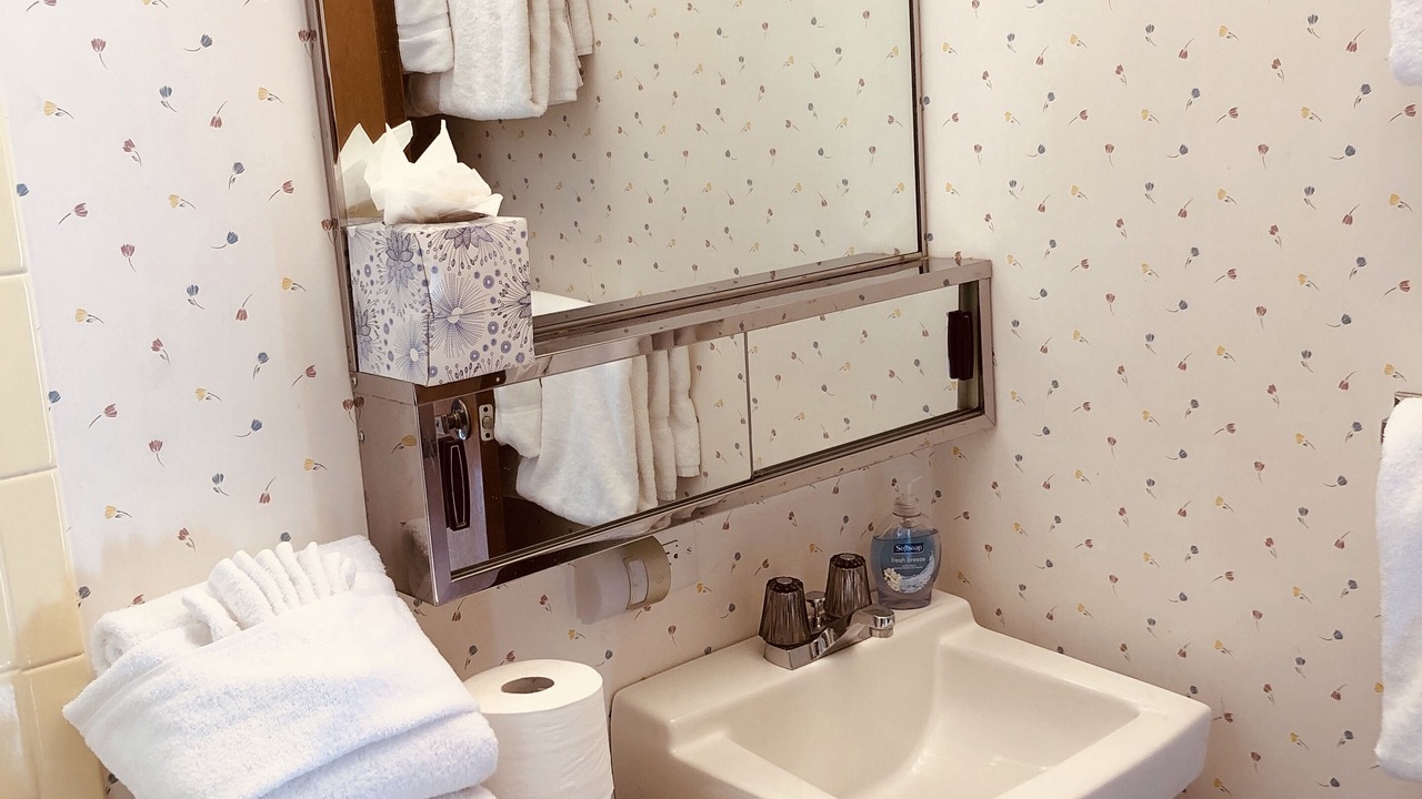 Photo of Bathroom in Four O'Clock