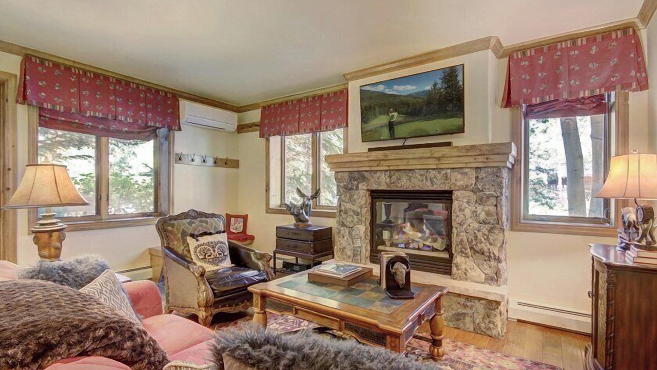 Photo of Livingroom in Edwards